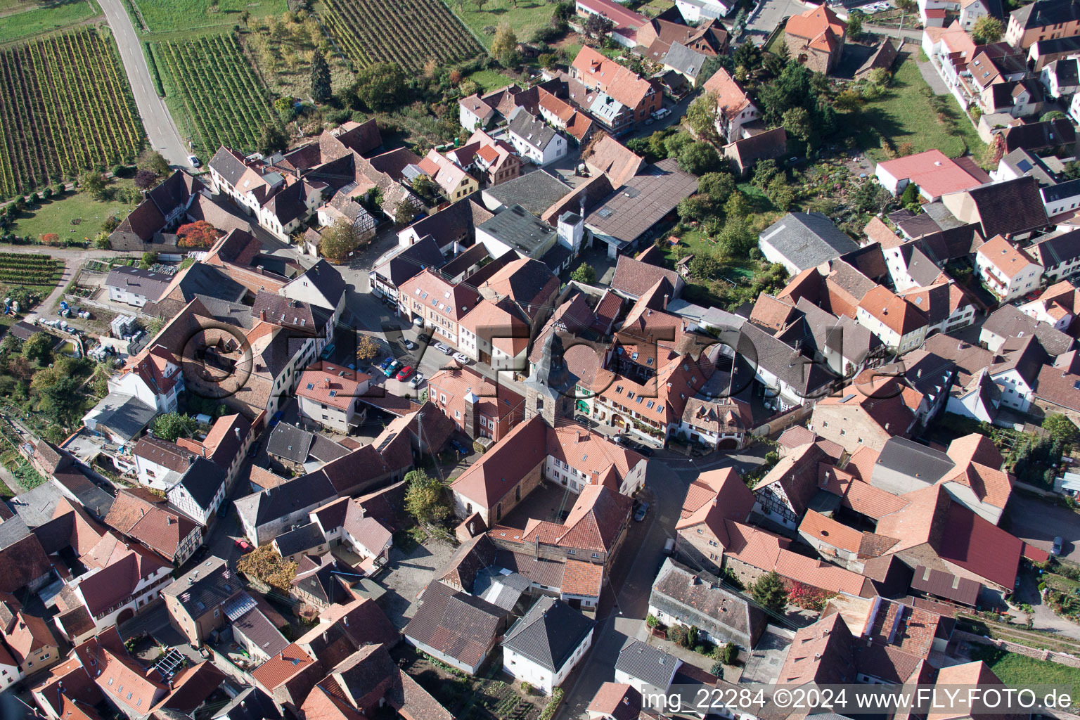 Vue aérienne de Bâtiment d'église au centre du village à Frankweiler dans le département Rhénanie-Palatinat, Allemagne