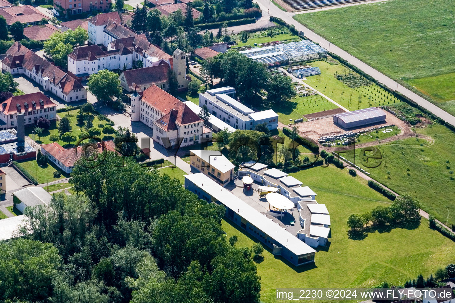 Vue aérienne de Abbaye Saint-Paul à le quartier Queichheim in Landau in der Pfalz dans le département Rhénanie-Palatinat, Allemagne