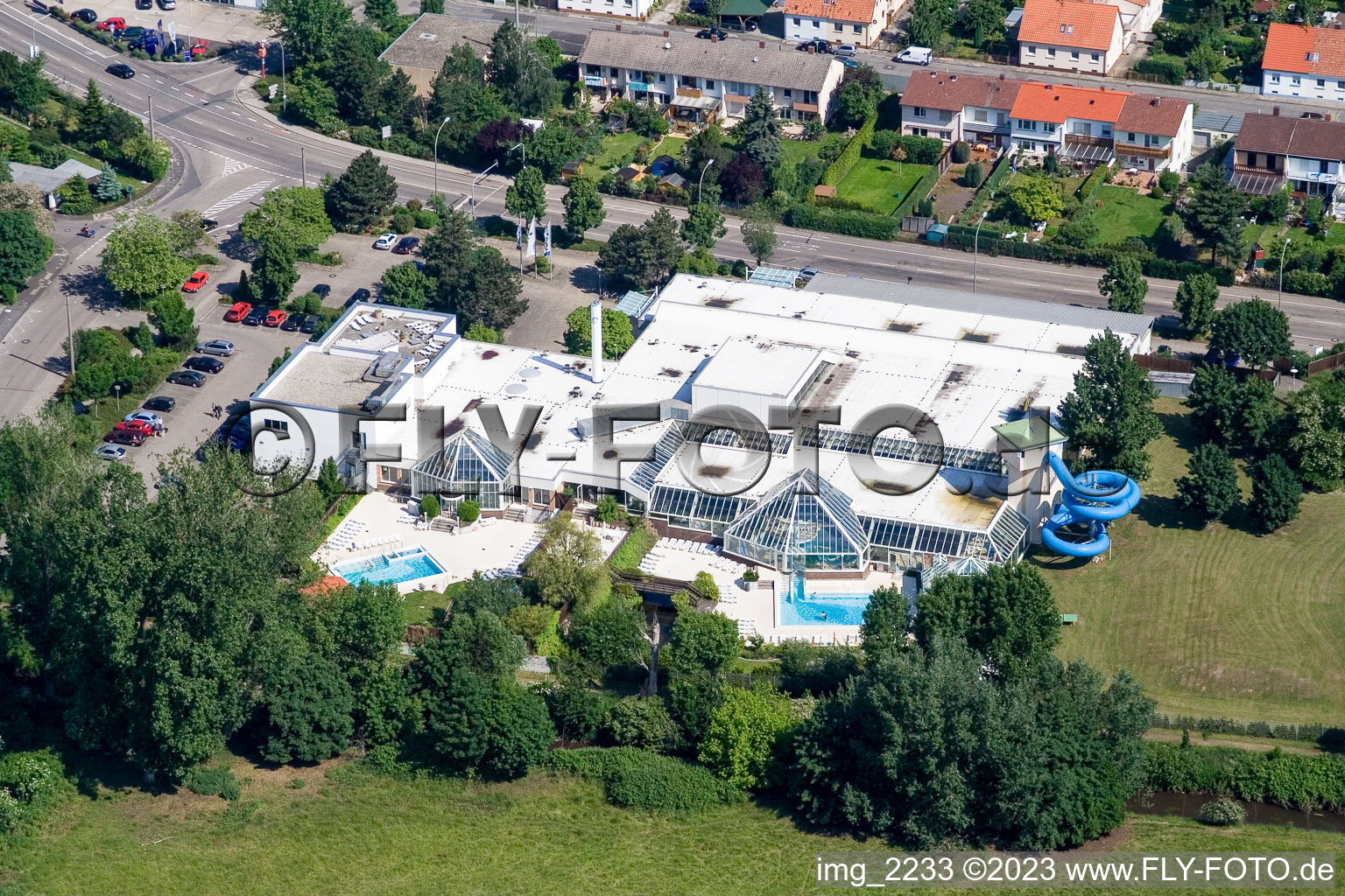 Vue aérienne de Piscine ludique de Landau La Ola à le quartier Queichheim in Landau in der Pfalz dans le département Rhénanie-Palatinat, Allemagne