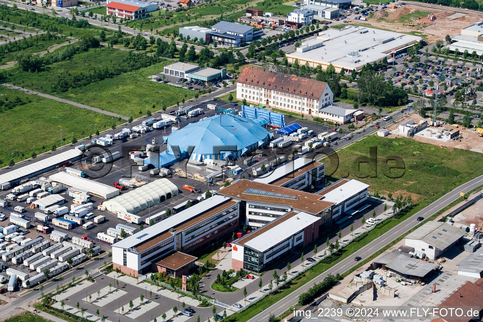 Vue aérienne de Dômes bleu clair du chapiteau du cirque Krone sur la place Alfred Nobel à le quartier Queichheim in Landau in der Pfalz dans le département Rhénanie-Palatinat, Allemagne