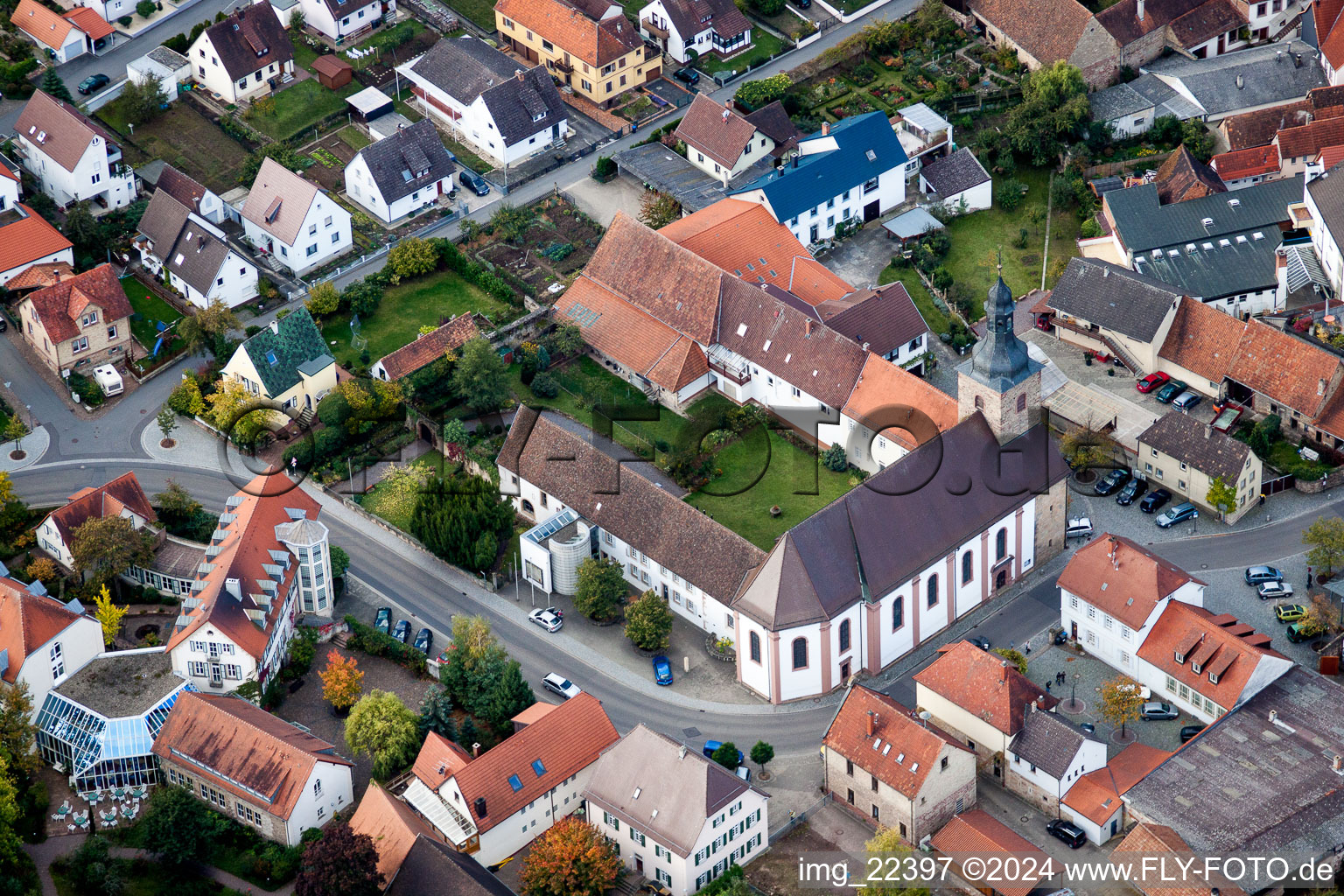 Vue aérienne de Complexe de bâtiments du monastère Klingenmünster à Klingenmünster dans le département Rhénanie-Palatinat, Allemagne