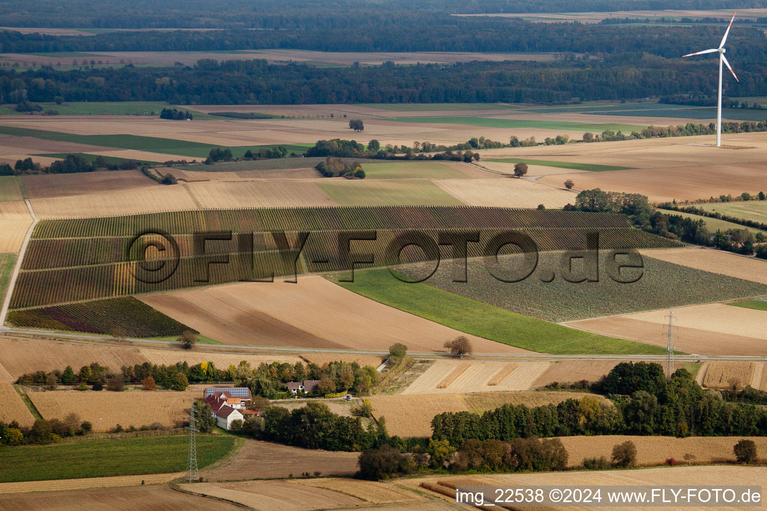 Vue aérienne de Éolienne sur la propriété Altmühle, en bordure des champs cultivés à Minfeld dans le département Rhénanie-Palatinat, Allemagne