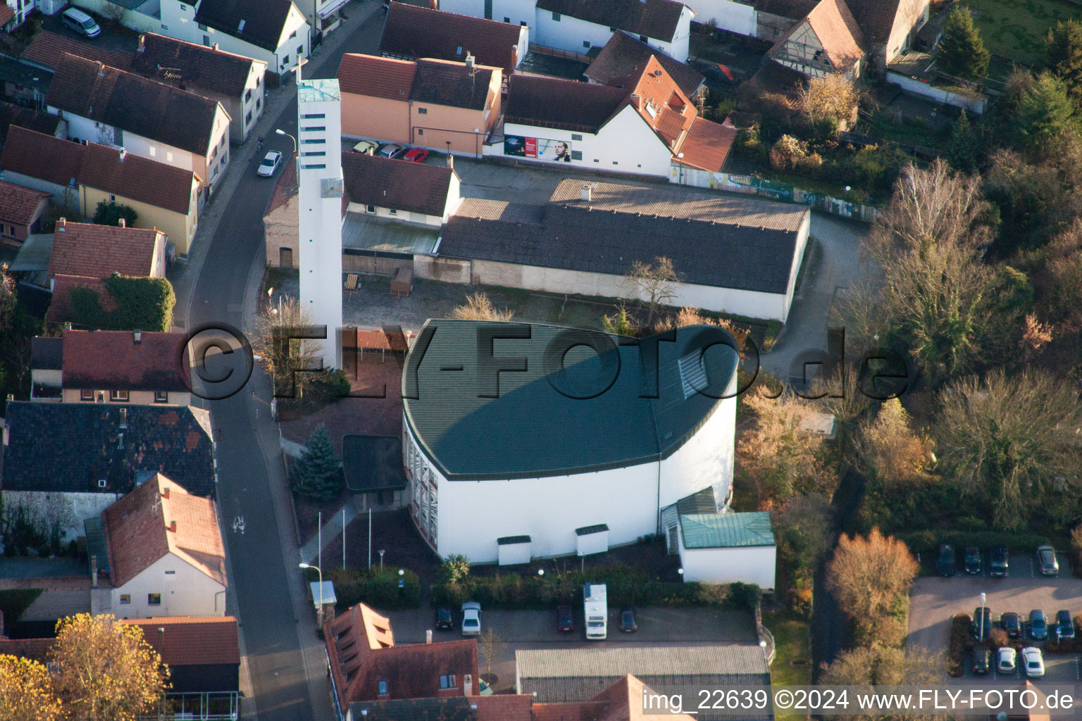 Vue aérienne de Catholique Église à Wörth am Rhein dans le département Rhénanie-Palatinat, Allemagne