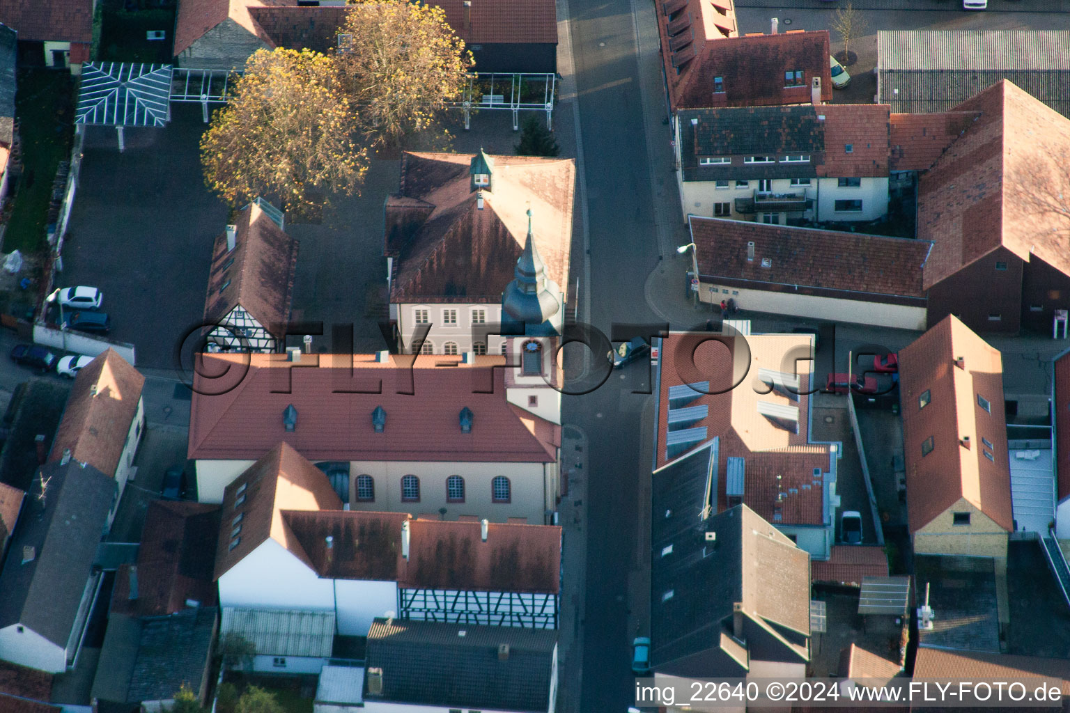 Vue aérienne de Église protestante à Wörth am Rhein dans le département Rhénanie-Palatinat, Allemagne