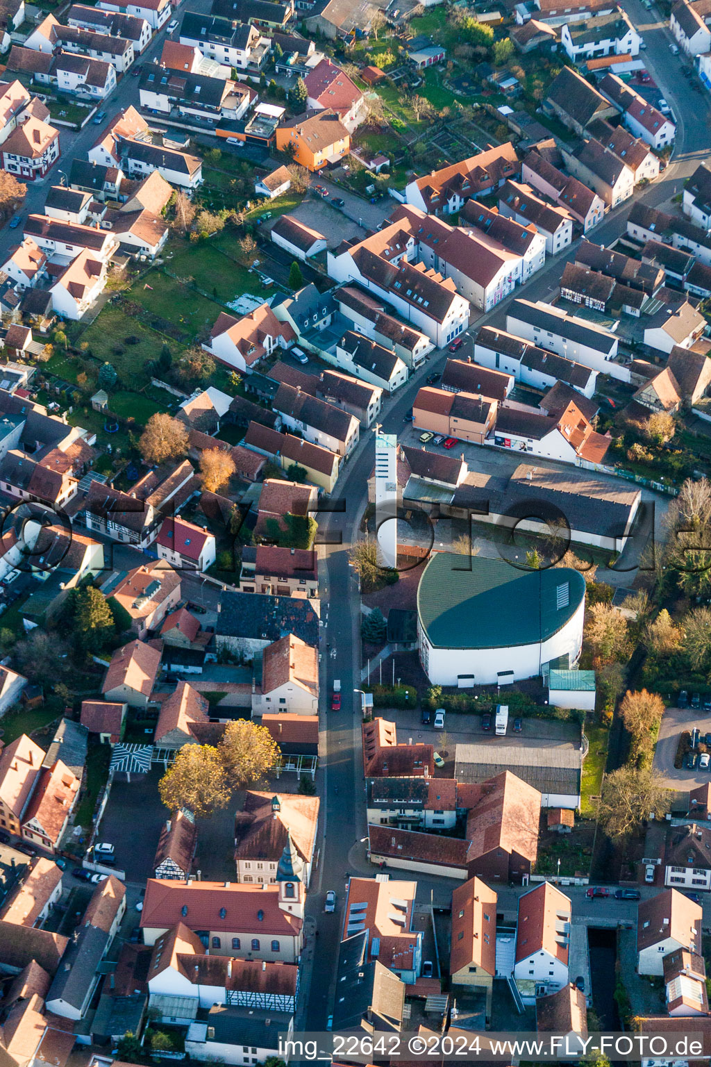 Vue aérienne de Église paroissiale de Saint-Gilles à Wörth am Rhein dans le département Rhénanie-Palatinat, Allemagne