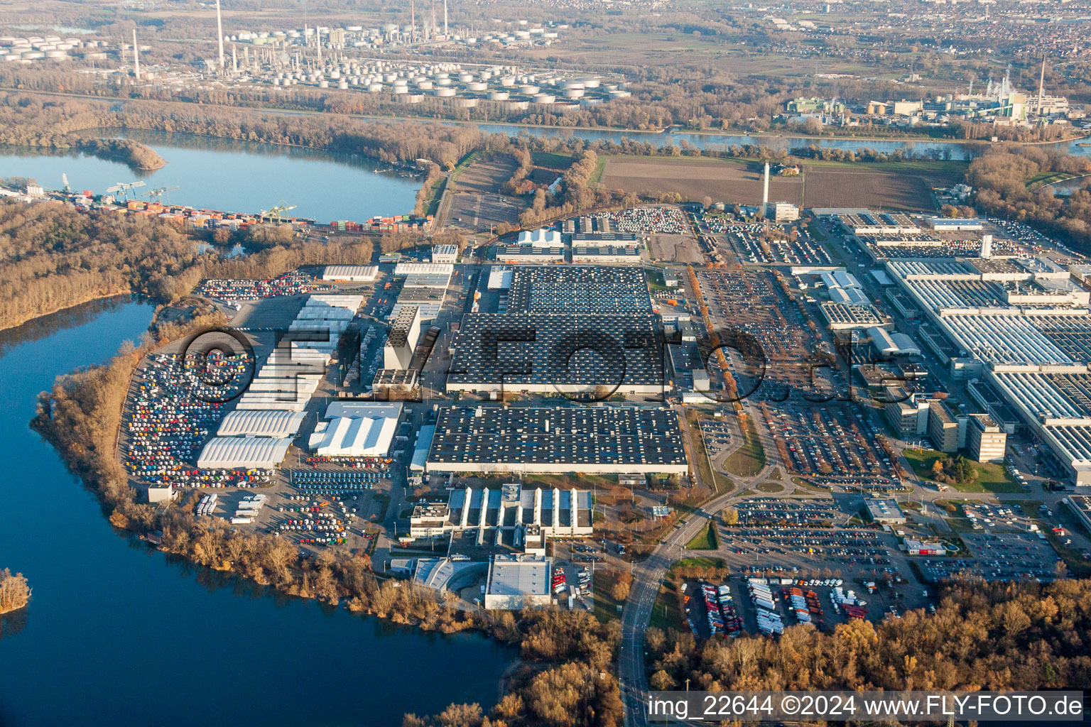 Photographie aérienne de Locaux de l'usine automobile Daimler à Wörth à le quartier Maximiliansau in Wörth am Rhein dans le département Rhénanie-Palatinat, Allemagne