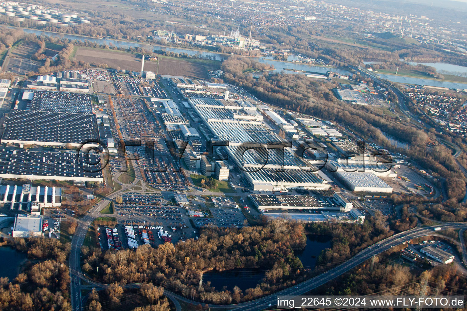 Vue aérienne de Daimler AG à Wörth am Rhein dans le département Rhénanie-Palatinat, Allemagne