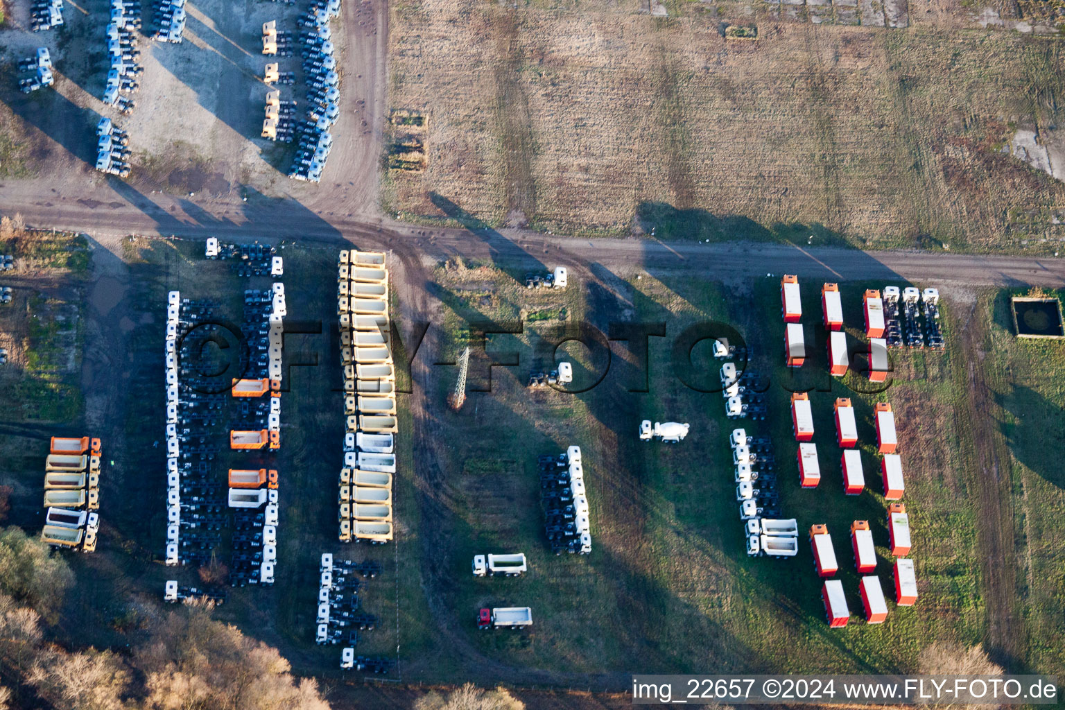 Entrepôt de camions sur le Rhin à le quartier Maximiliansau in Wörth am Rhein dans le département Rhénanie-Palatinat, Allemagne d'en haut