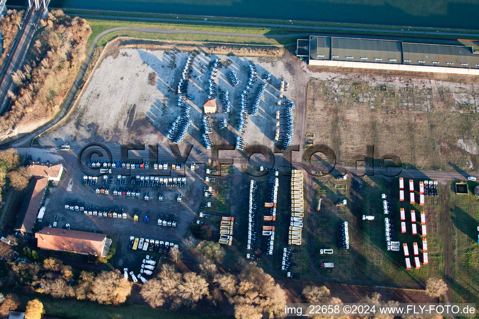 Entrepôt de camions sur le Rhin à le quartier Maximiliansau in Wörth am Rhein dans le département Rhénanie-Palatinat, Allemagne hors des airs