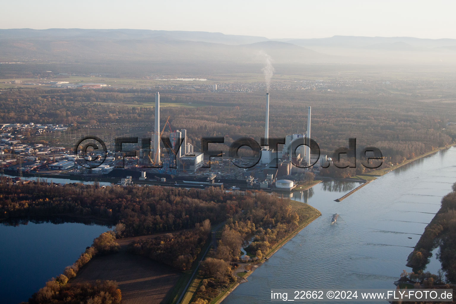 Vue aérienne de ENBW à le quartier Rheinhafen in Karlsruhe dans le département Bade-Wurtemberg, Allemagne