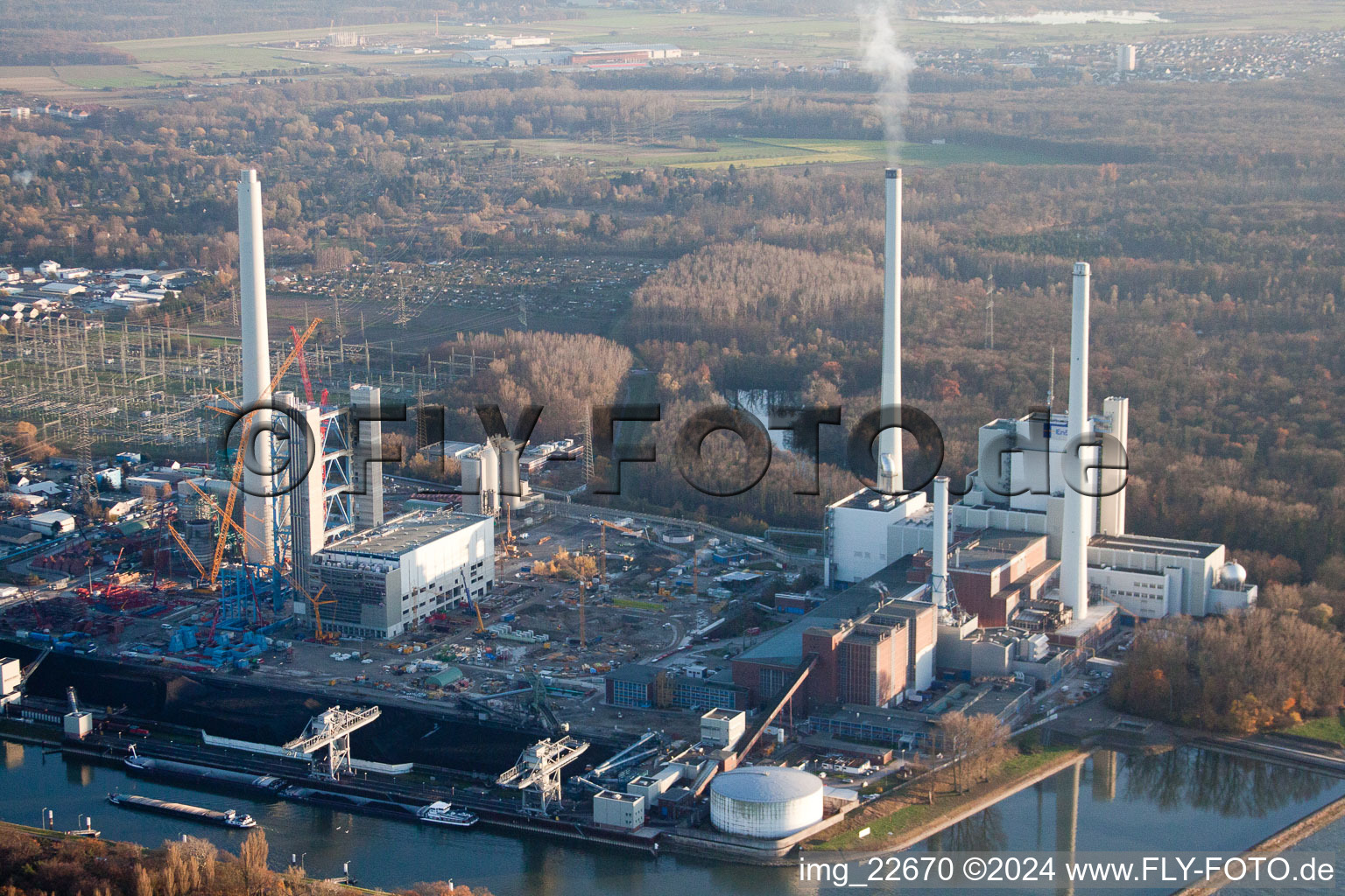 Vue d'oiseau de Centrale électrique EnBW à le quartier Rheinhafen in Karlsruhe dans le département Bade-Wurtemberg, Allemagne