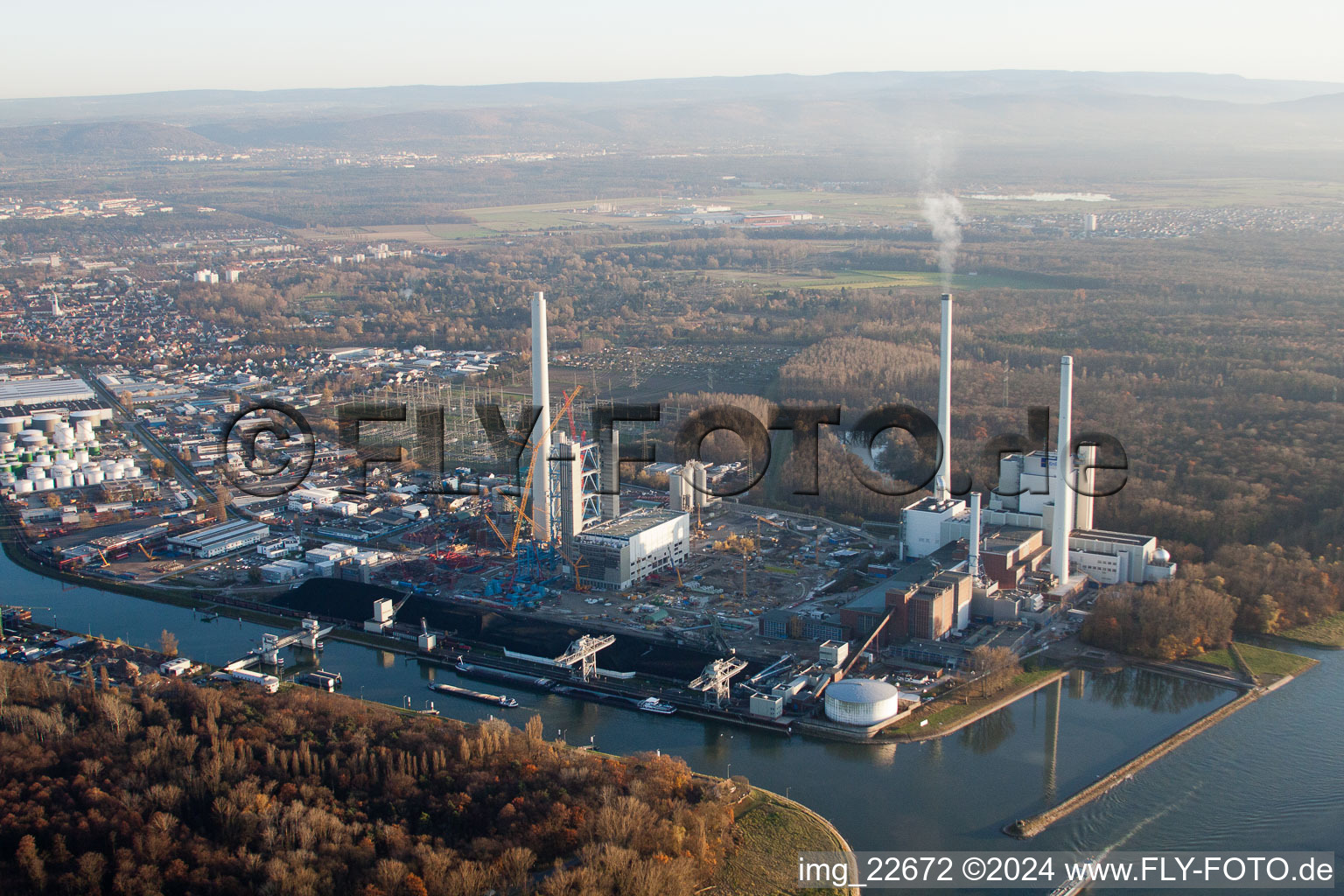 Centrale électrique EnBW à le quartier Rheinhafen in Karlsruhe dans le département Bade-Wurtemberg, Allemagne vue du ciel