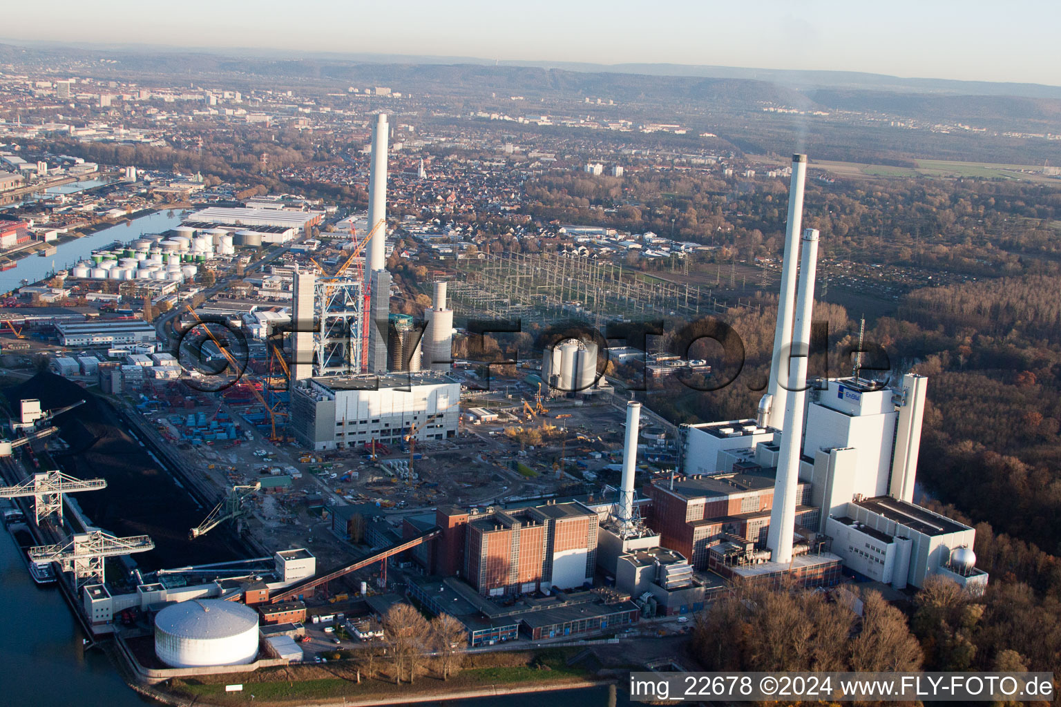 Centrale électrique EnBW à le quartier Rheinhafen in Karlsruhe dans le département Bade-Wurtemberg, Allemagne du point de vue du drone