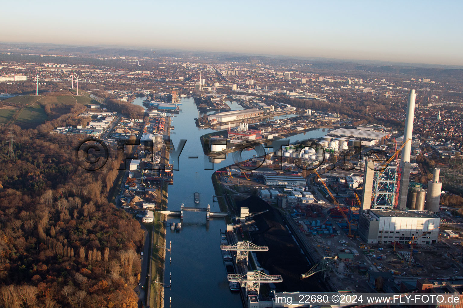 Centrale électrique EnBW à le quartier Rheinhafen in Karlsruhe dans le département Bade-Wurtemberg, Allemagne d'un drone