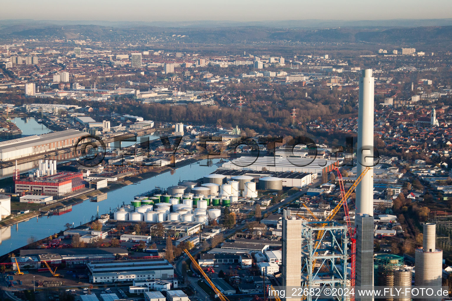 Centrale électrique EnBW à le quartier Rheinhafen in Karlsruhe dans le département Bade-Wurtemberg, Allemagne vu d'un drone