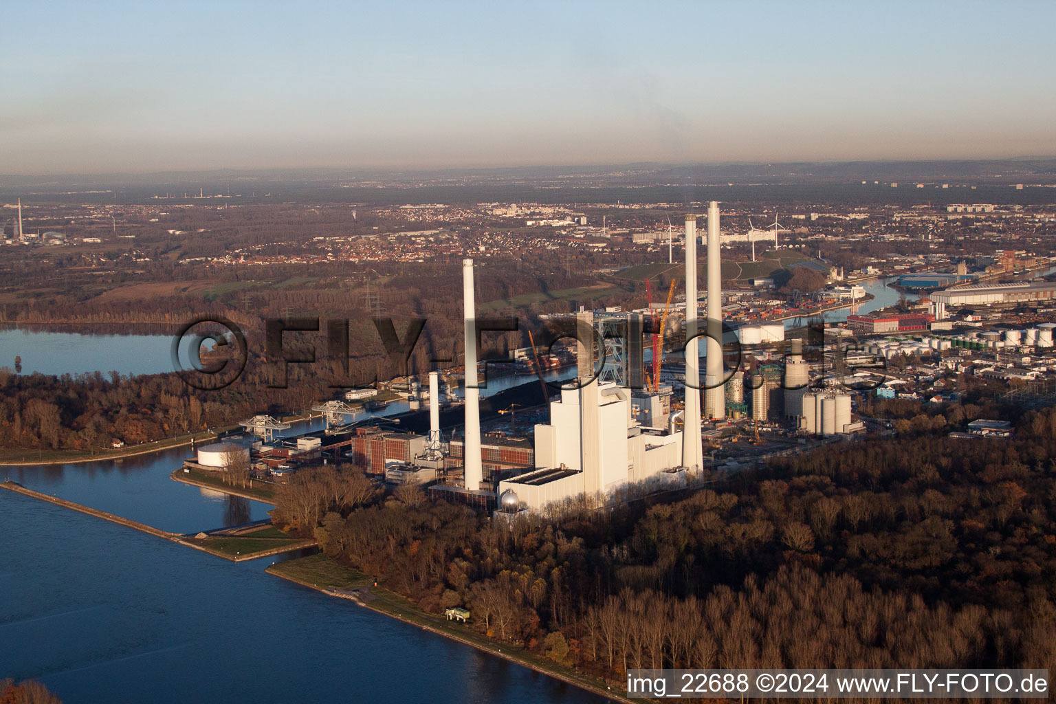 Centrale électrique EnBW à le quartier Rheinhafen in Karlsruhe dans le département Bade-Wurtemberg, Allemagne d'en haut