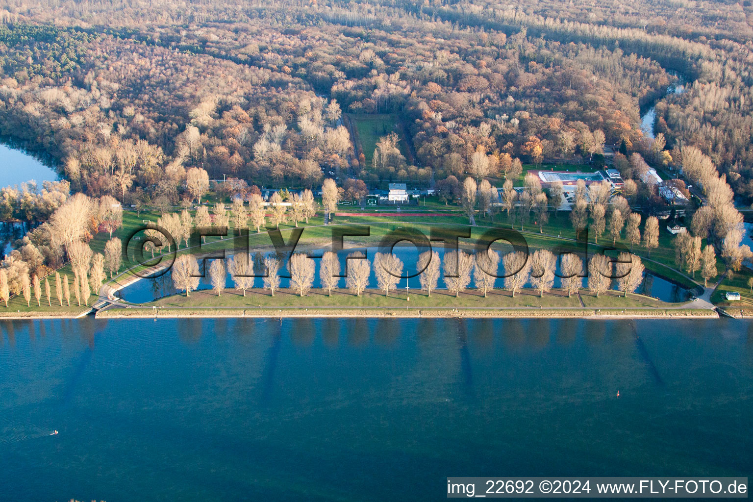 Vue aérienne de Rappenwörth, Rheinstrandbad à le quartier Daxlanden in Karlsruhe dans le département Bade-Wurtemberg, Allemagne