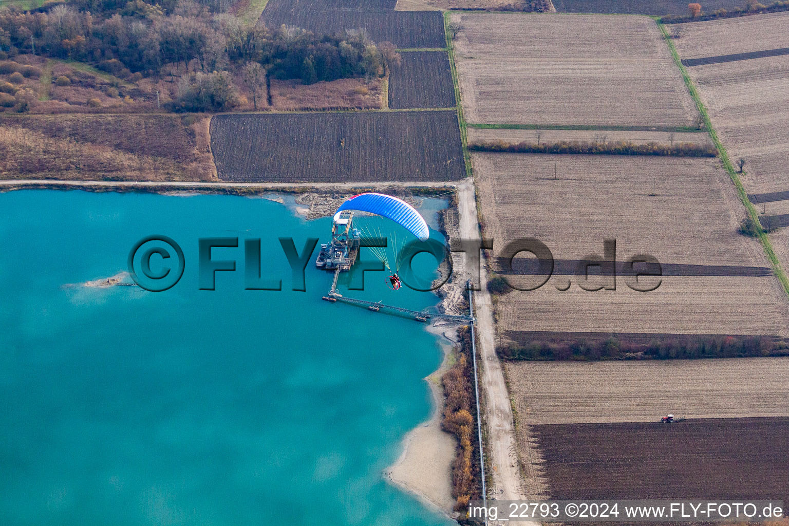 Étang de carrière à Hagenbach dans le département Rhénanie-Palatinat, Allemagne depuis l'avion