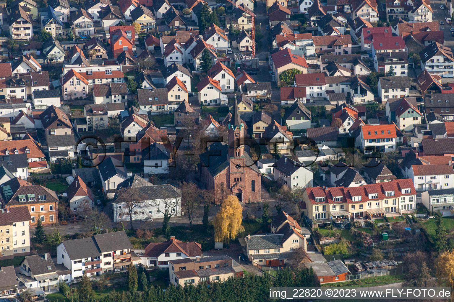 Vue aérienne de Église Saint-Martin à le quartier Forchheim in Rheinstetten dans le département Bade-Wurtemberg, Allemagne