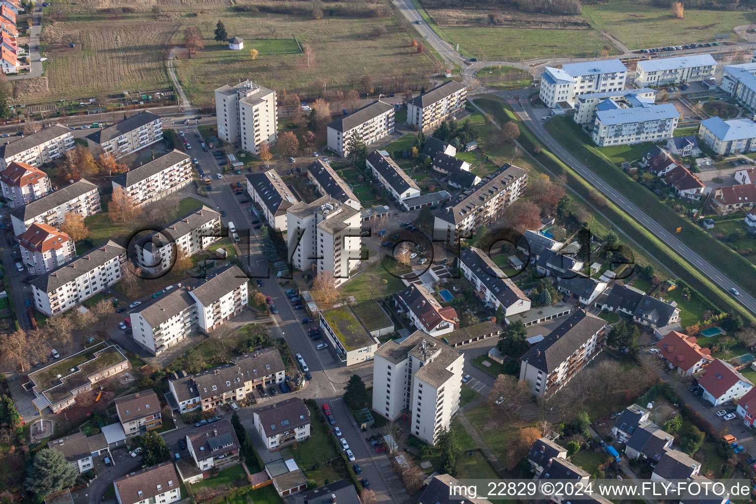 Vue aérienne de Oberfeldstrasse depuis le nord à le quartier Forchheim in Rheinstetten dans le département Bade-Wurtemberg, Allemagne