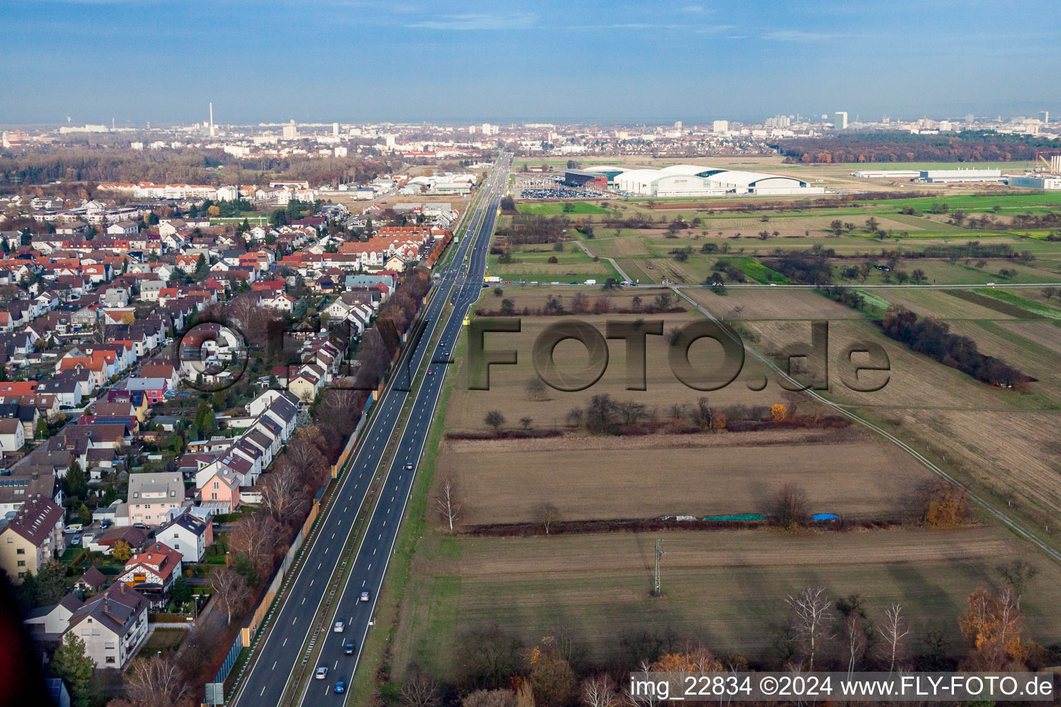 Vue aérienne de B36 du sud à le quartier Forchheim in Rheinstetten dans le département Bade-Wurtemberg, Allemagne