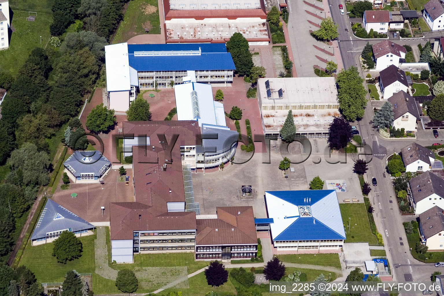 Vue aérienne de Terrain de l'école et complexe immobilier du centre scolaire (Palatinat) à le quartier Herxheim in Herxheim bei Landau dans le département Rhénanie-Palatinat, Allemagne