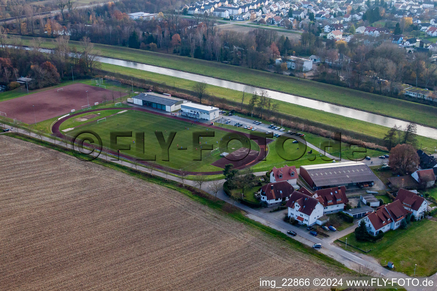 Vue aérienne de SV Niederbühl Donau et Ali's Gasthaus Engel à le quartier Niederbühl in Rastatt dans le département Bade-Wurtemberg, Allemagne