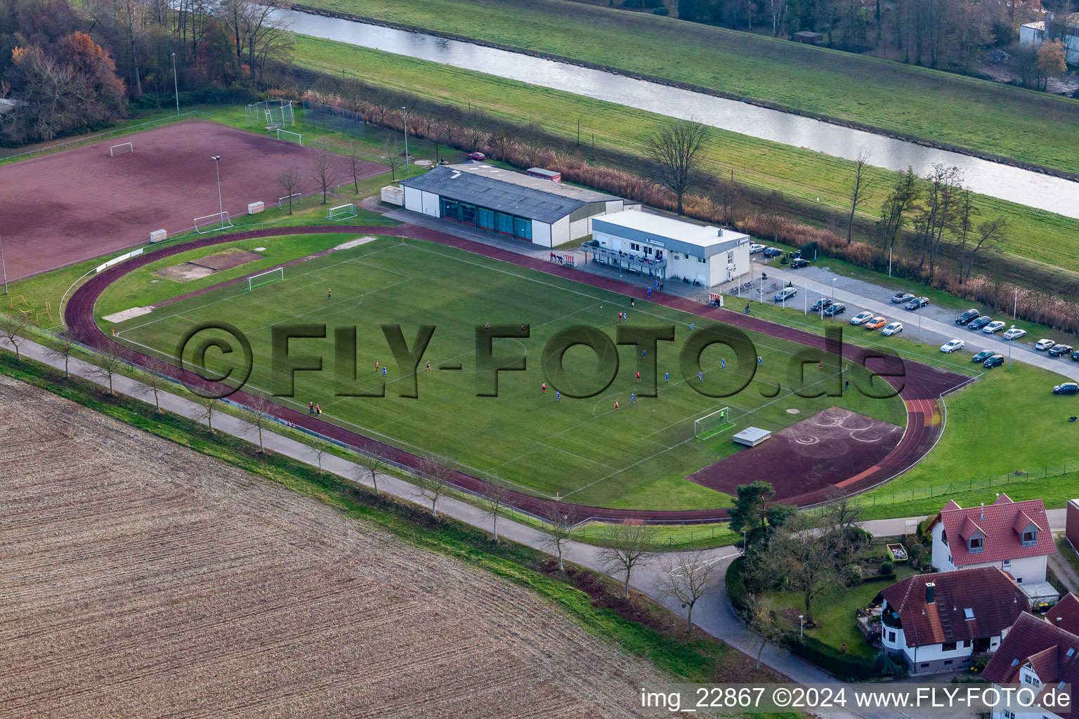 Vue aérienne de SV Niederbühl Donau et Ali's Gasthaus Engel à le quartier Niederbühl in Rastatt dans le département Bade-Wurtemberg, Allemagne