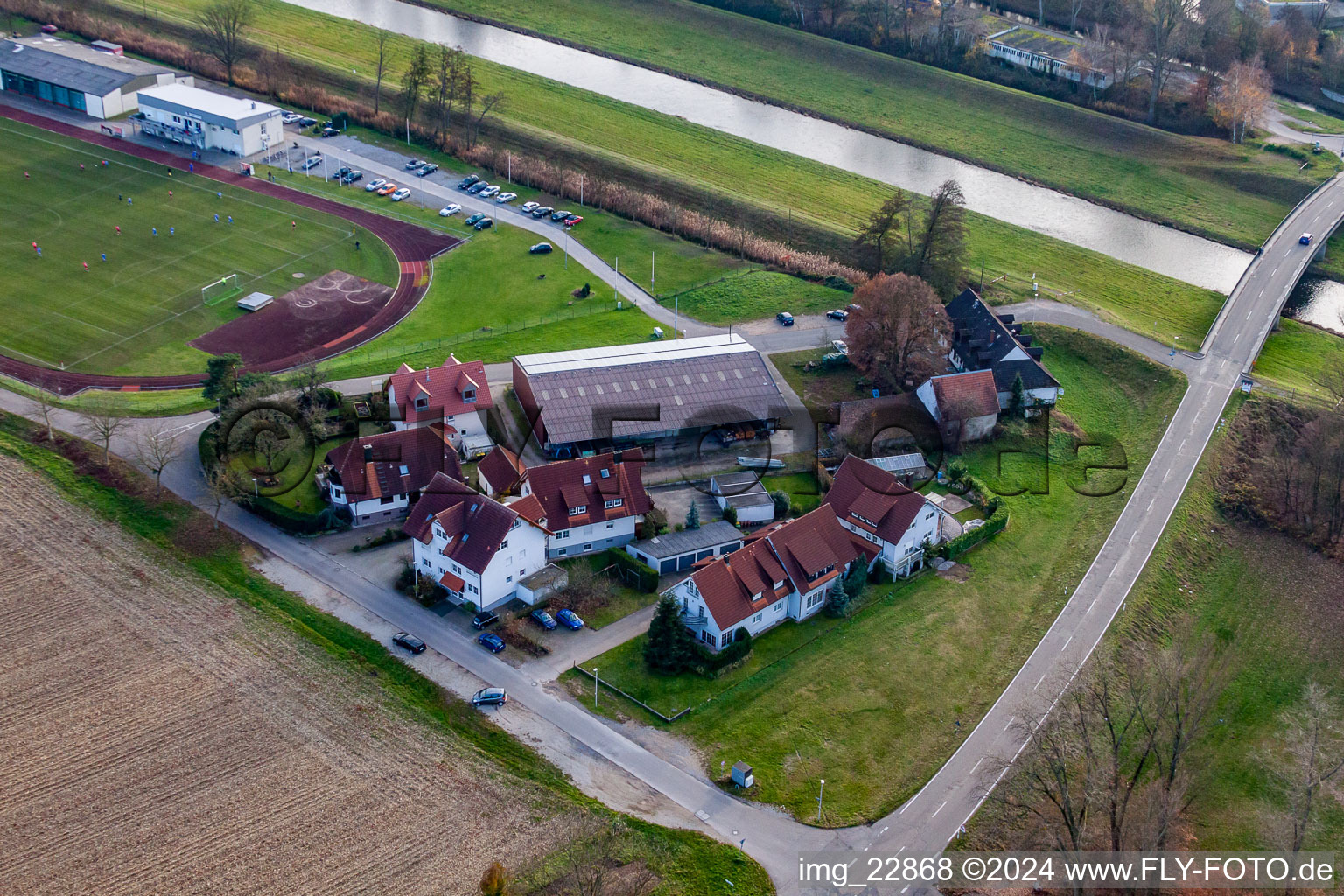 Photographie aérienne de SV Niederbühl Donau et Ali's Gasthaus Engel à le quartier Niederbühl in Rastatt dans le département Bade-Wurtemberg, Allemagne