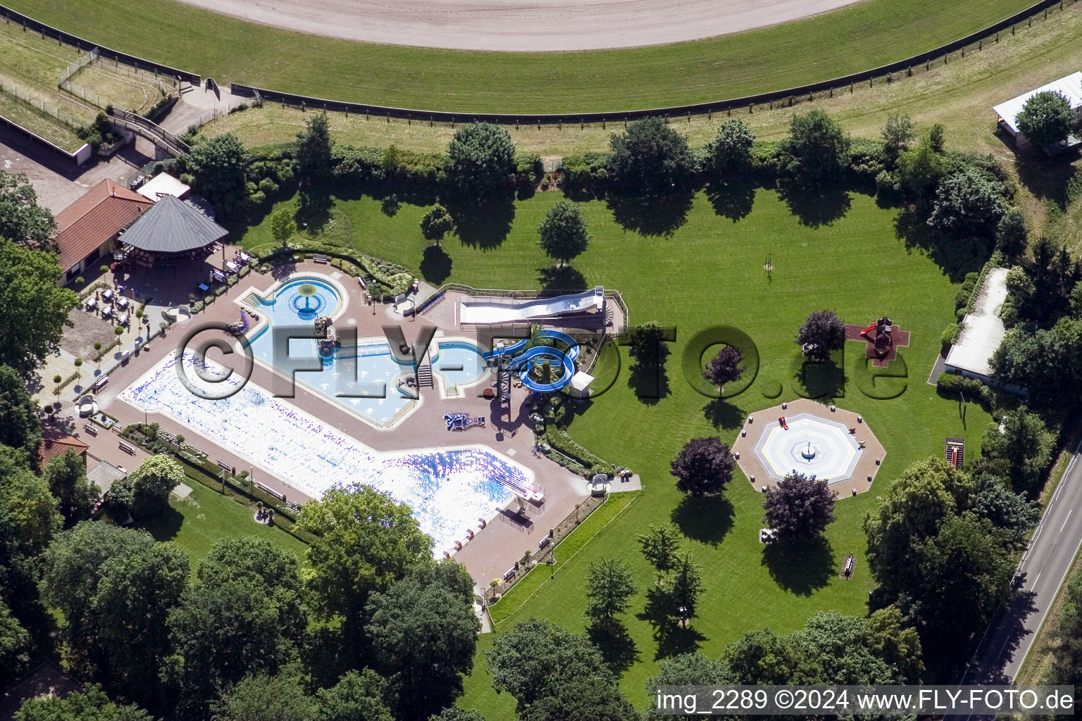 Vue aérienne de Piscine extérieure à le quartier Herxheim in Herxheim bei Landau dans le département Rhénanie-Palatinat, Allemagne