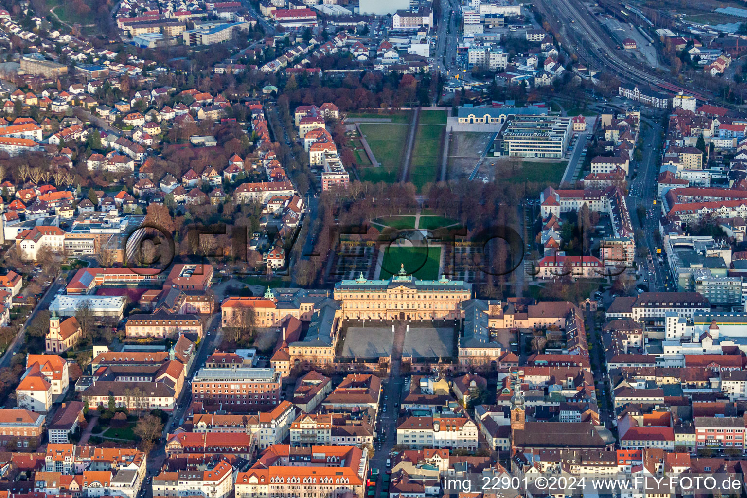 Vue aérienne de Palais résidentiel et parc à Rastatt dans le département Bade-Wurtemberg, Allemagne