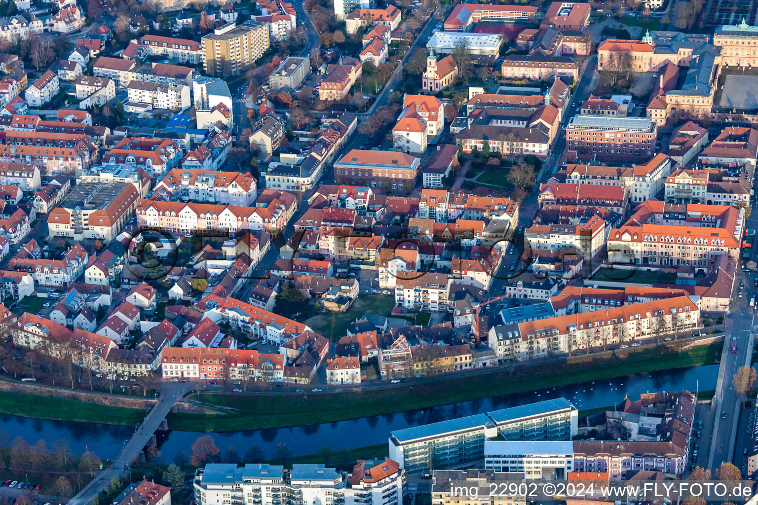 Vue aérienne de Murgstr entre les ponts de fermeture et d'ancrage à Rastatt dans le département Bade-Wurtemberg, Allemagne