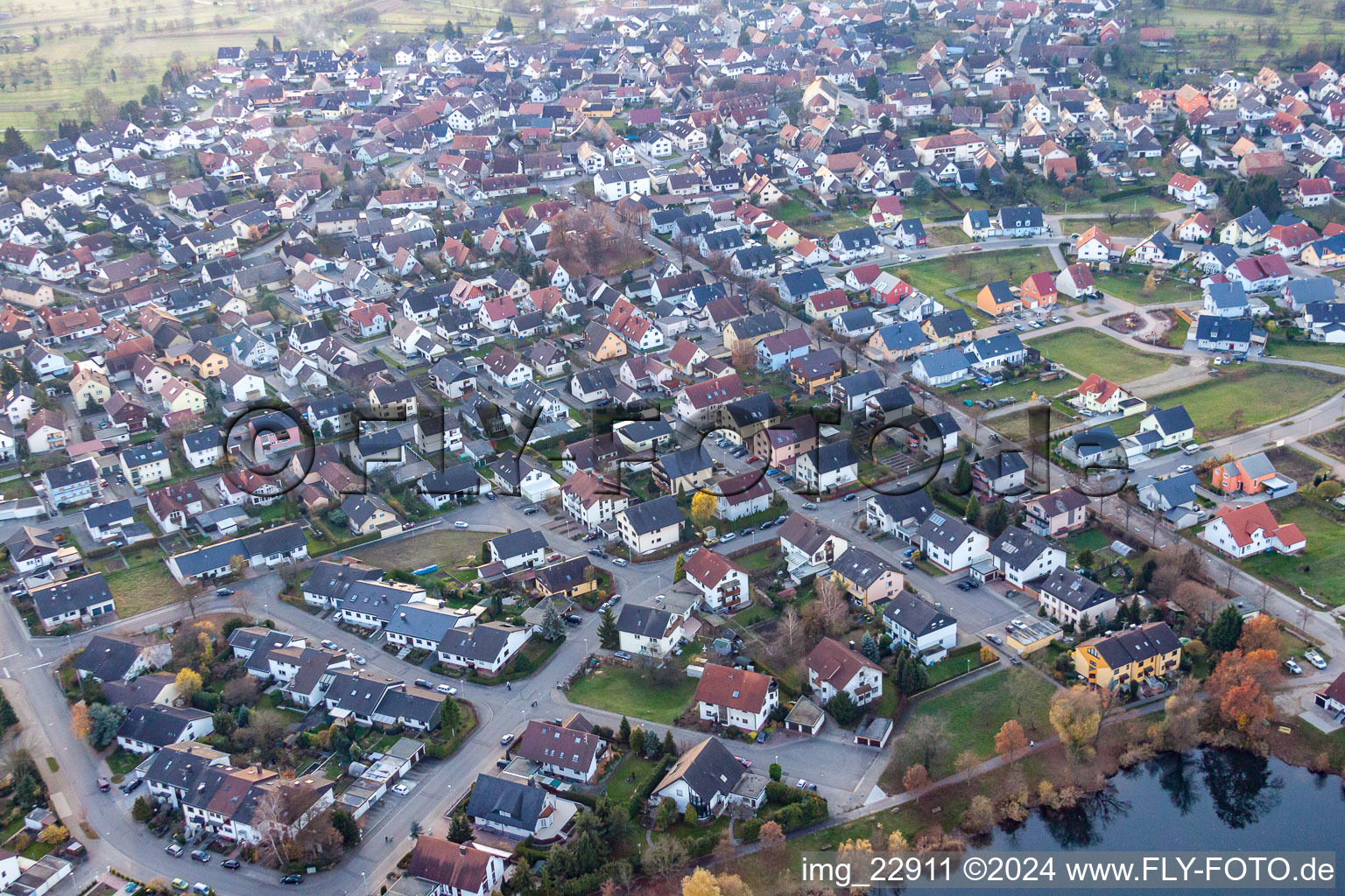 Vue aérienne de Lindeallee à le quartier Ottersdorf in Rastatt dans le département Bade-Wurtemberg, Allemagne