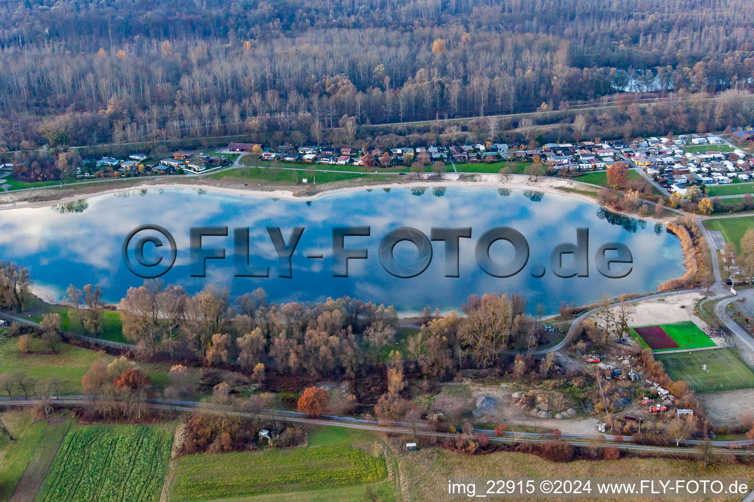 Vue aérienne de Zones riveraines du lac de la guilde des pêcheurs Plittersdorf 1964 eV à le quartier Plittersdorf in Rastatt dans le département Bade-Wurtemberg, Allemagne