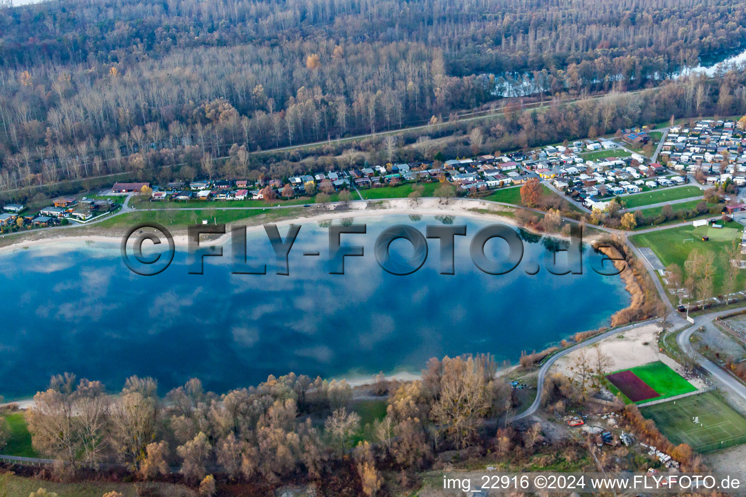 Vue aérienne de Zones riveraines du lac de la guilde des pêcheurs Plittersdorf 1964 eV à le quartier Plittersdorf in Rastatt dans le département Bade-Wurtemberg, Allemagne