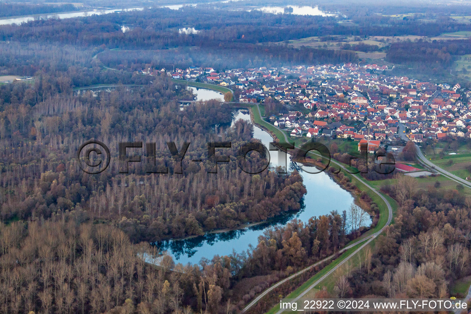 Vue aérienne de Vieux Rhin à le quartier Plittersdorf in Rastatt dans le département Bade-Wurtemberg, Allemagne