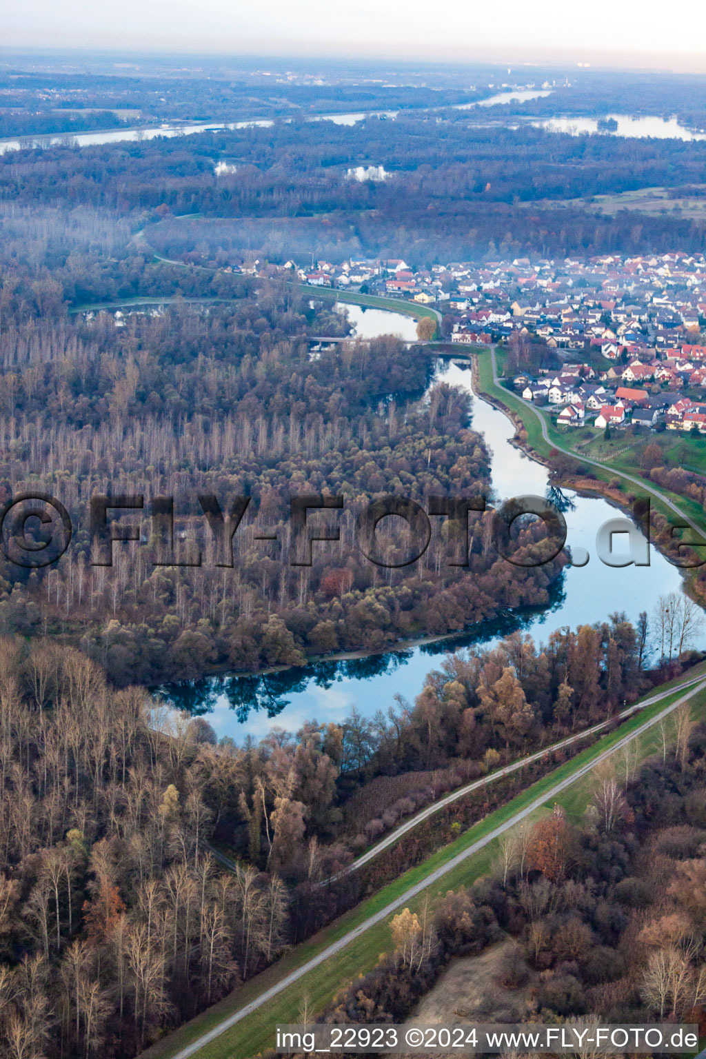 Vue aérienne de Vieux Rhin à le quartier Plittersdorf in Rastatt dans le département Bade-Wurtemberg, Allemagne