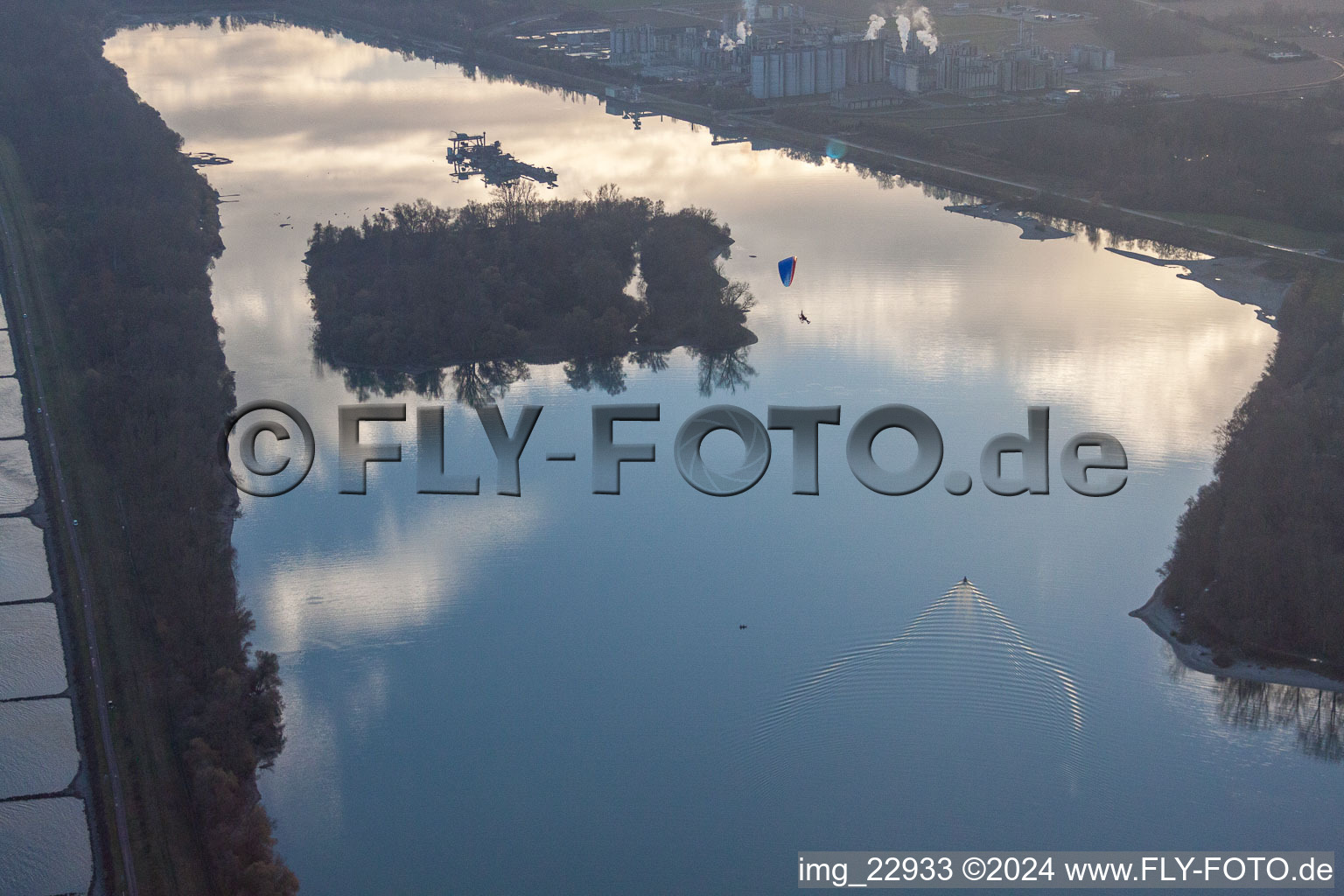 Photographie aérienne de Sous l'écluse d'Iffezheim à Beinheim dans le département Bas Rhin, France