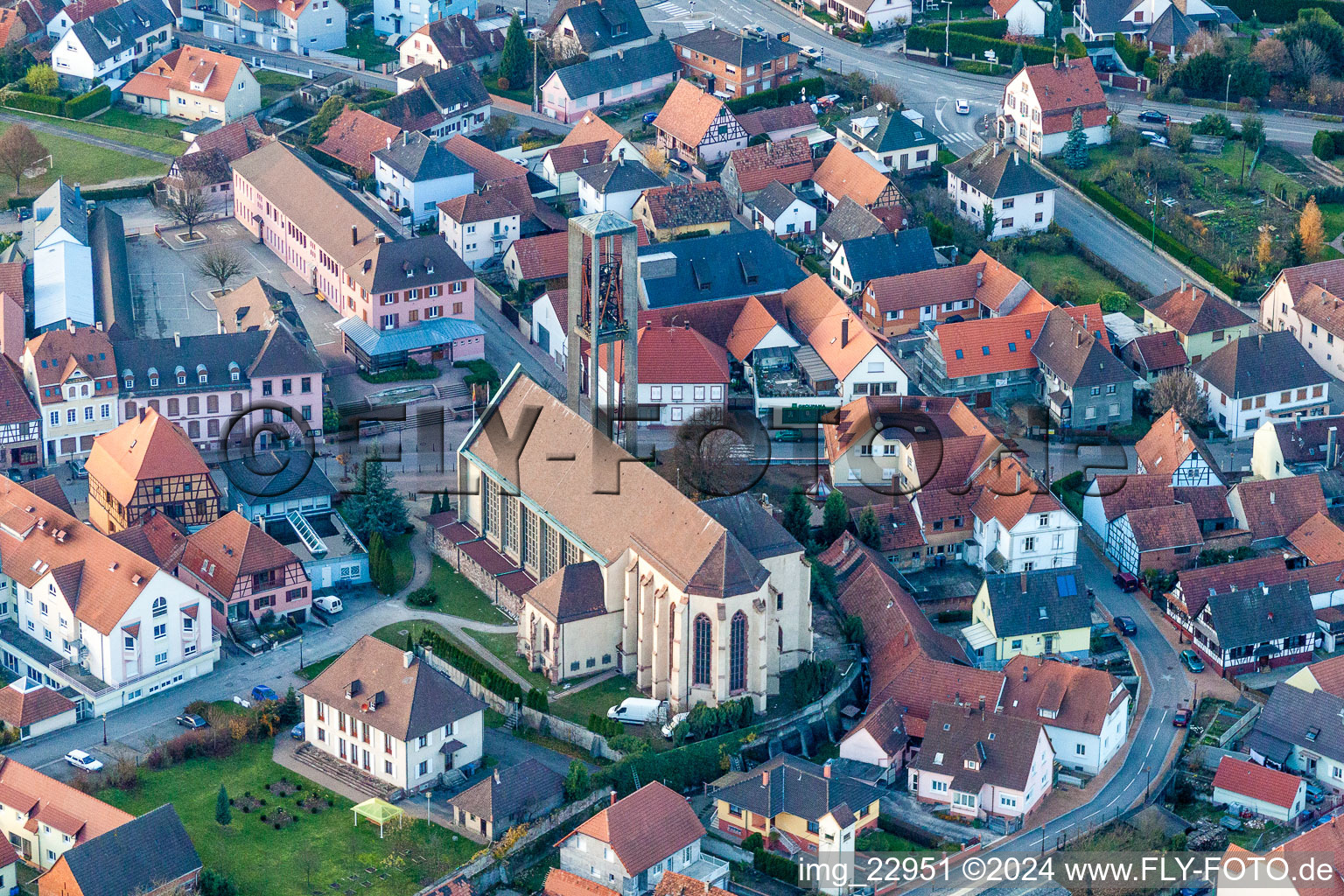 Vue aérienne de Église de Seltz à Seltz dans le département Bas Rhin, France