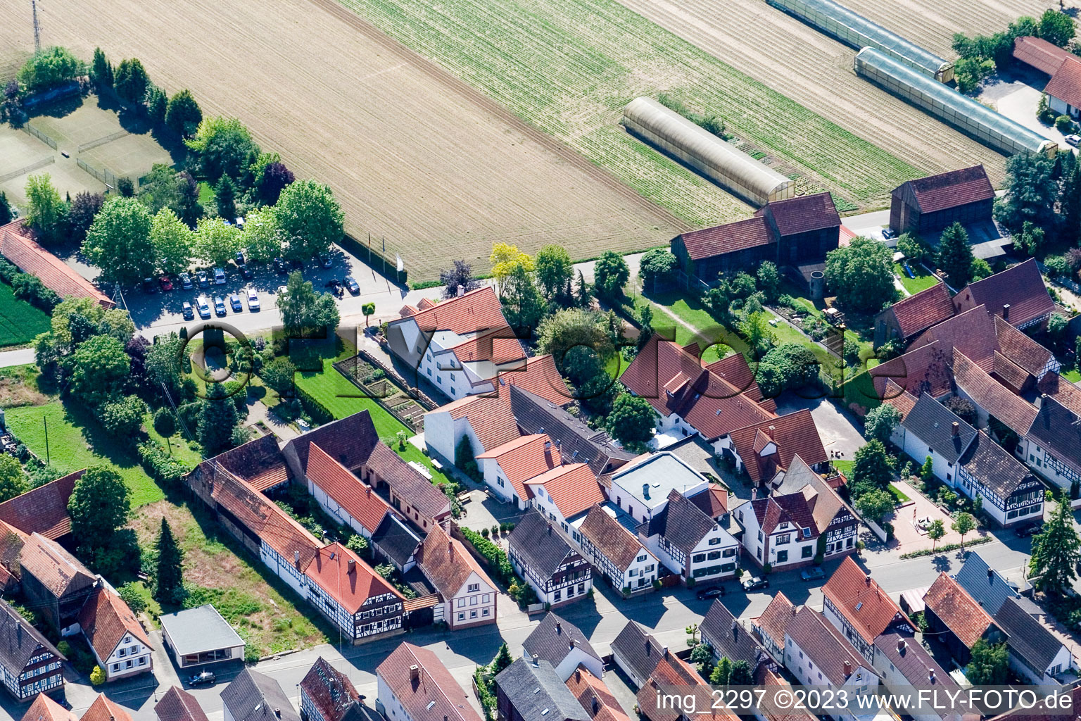 Vue aérienne de Hôtel zur Krone à le quartier Hayna in Herxheim bei Landau dans le département Rhénanie-Palatinat, Allemagne