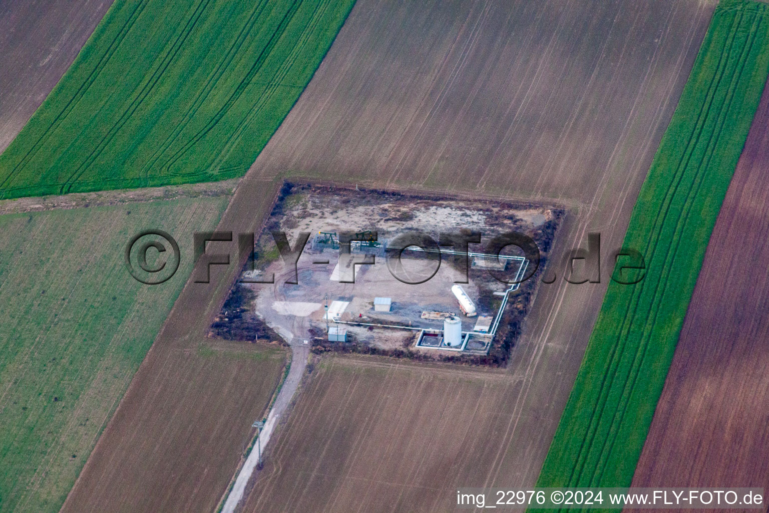 Photographie aérienne de Scheibenhardt, production pétrolière à Scheibenhard dans le département Bas Rhin, France