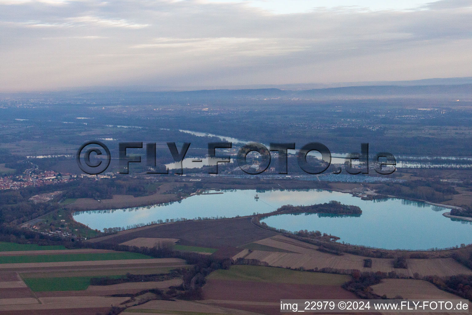 Vue aérienne de Étang de carrière à Lauterbourg dans le département Bas Rhin, France