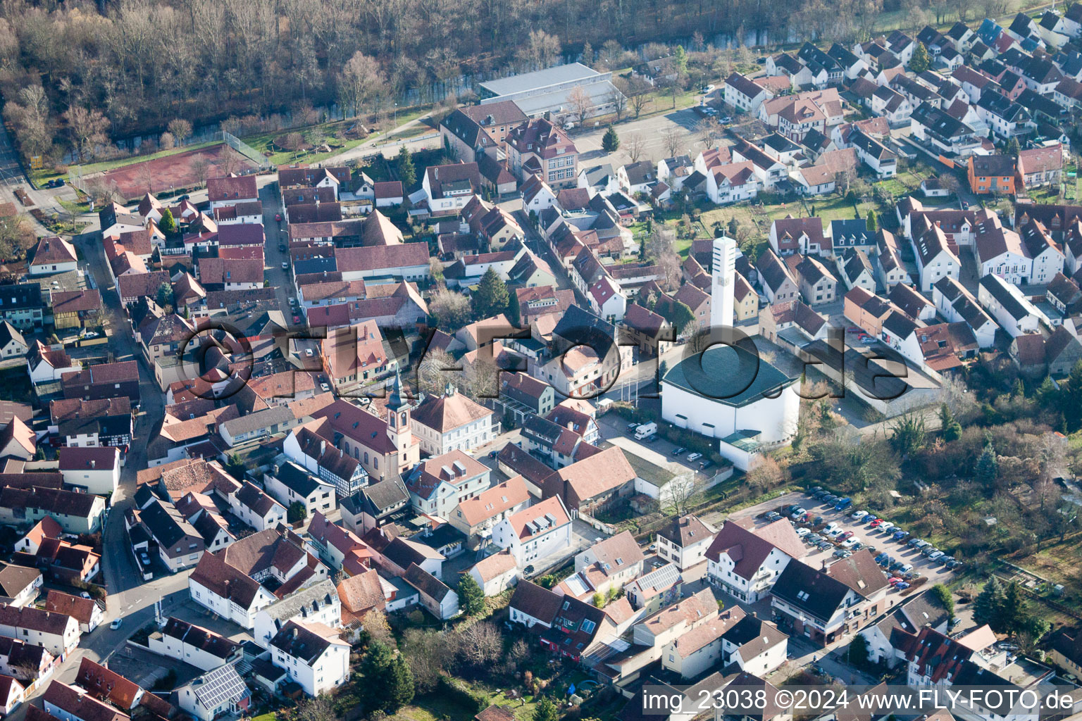 Vue aérienne de Bâtiment d'église au centre du village à Wörth am Rhein dans le département Rhénanie-Palatinat, Allemagne