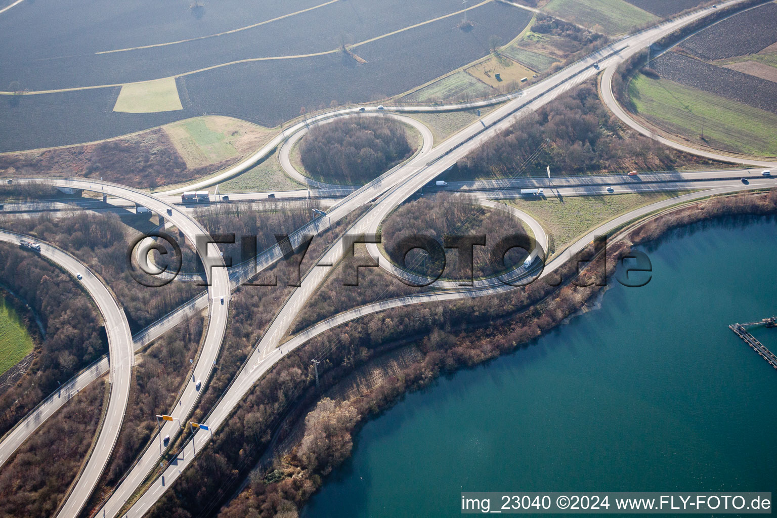 Vue aérienne de Orientation de la circulation et voirie à l'échangeur de l'autoroute BAB A65 à le quartier Maximiliansau in Wörth am Rhein dans le département Rhénanie-Palatinat, Allemagne