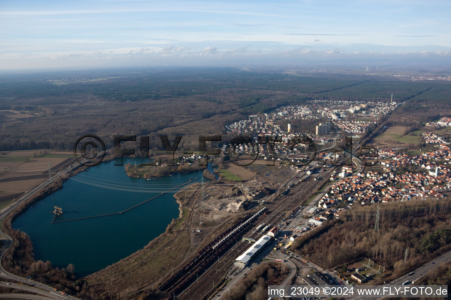 Vue aérienne de Lac d'Argent à le quartier Maximiliansau in Wörth am Rhein dans le département Rhénanie-Palatinat, Allemagne