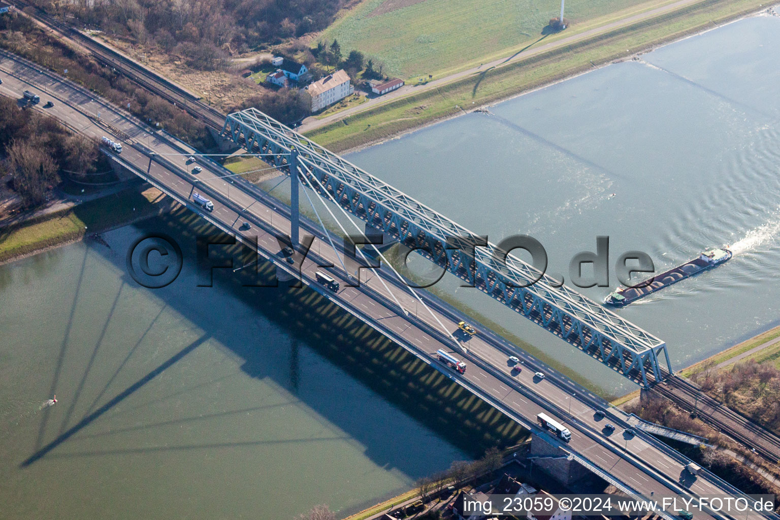 Vue aérienne de Ouvrages de ponts fluviaux sur la route fédérale 10 et le chemin de fer régional sur le Rhin entre Karlsruhe Maxau et Wörth am Rhein à le quartier Maximiliansau in Wörth am Rhein dans le département Rhénanie-Palatinat, Allemagne