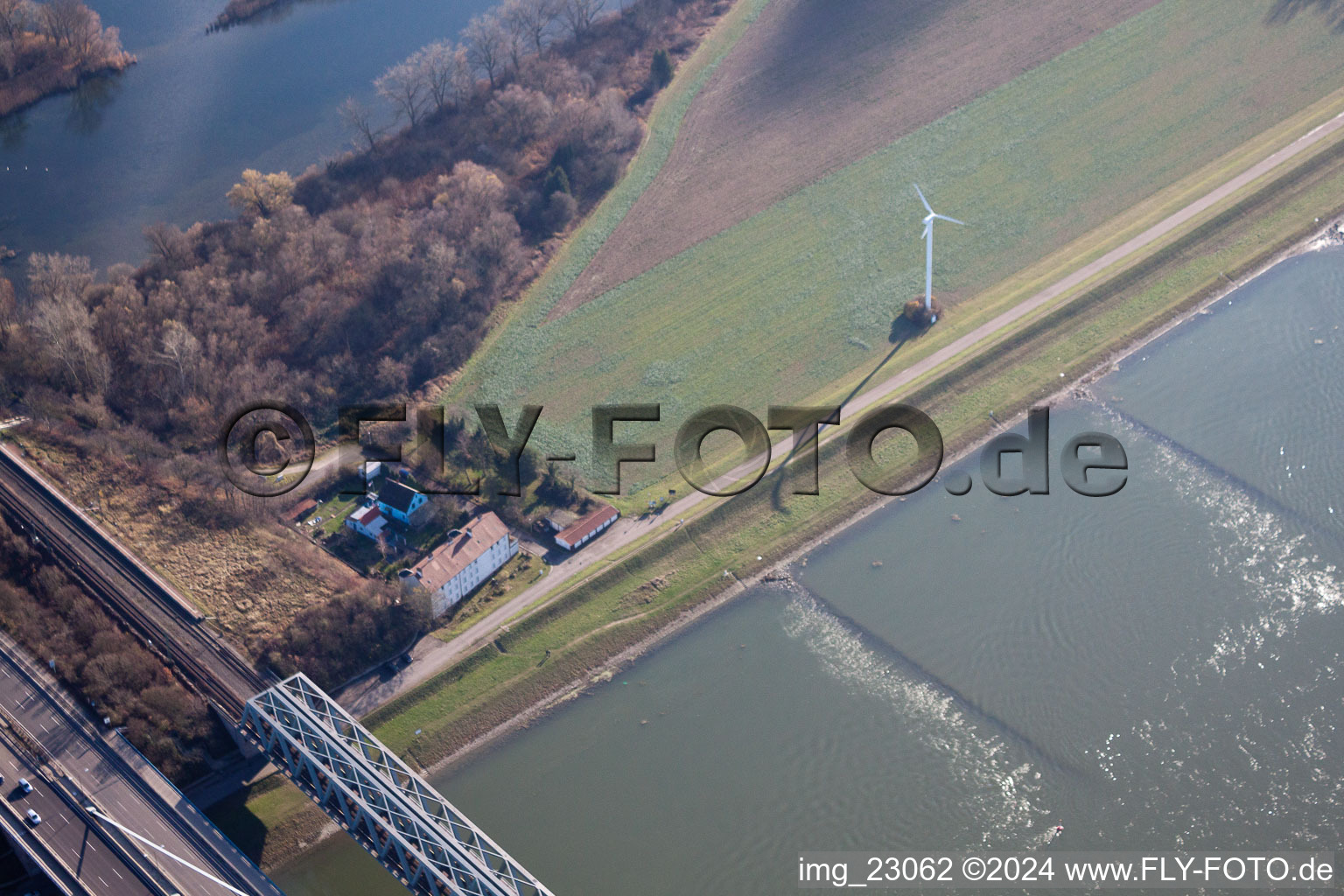 Vue aérienne de La première éolienne de Karlsruhe à Maxau, au bord du Rhin à le quartier Knielingen in Karlsruhe dans le département Bade-Wurtemberg, Allemagne