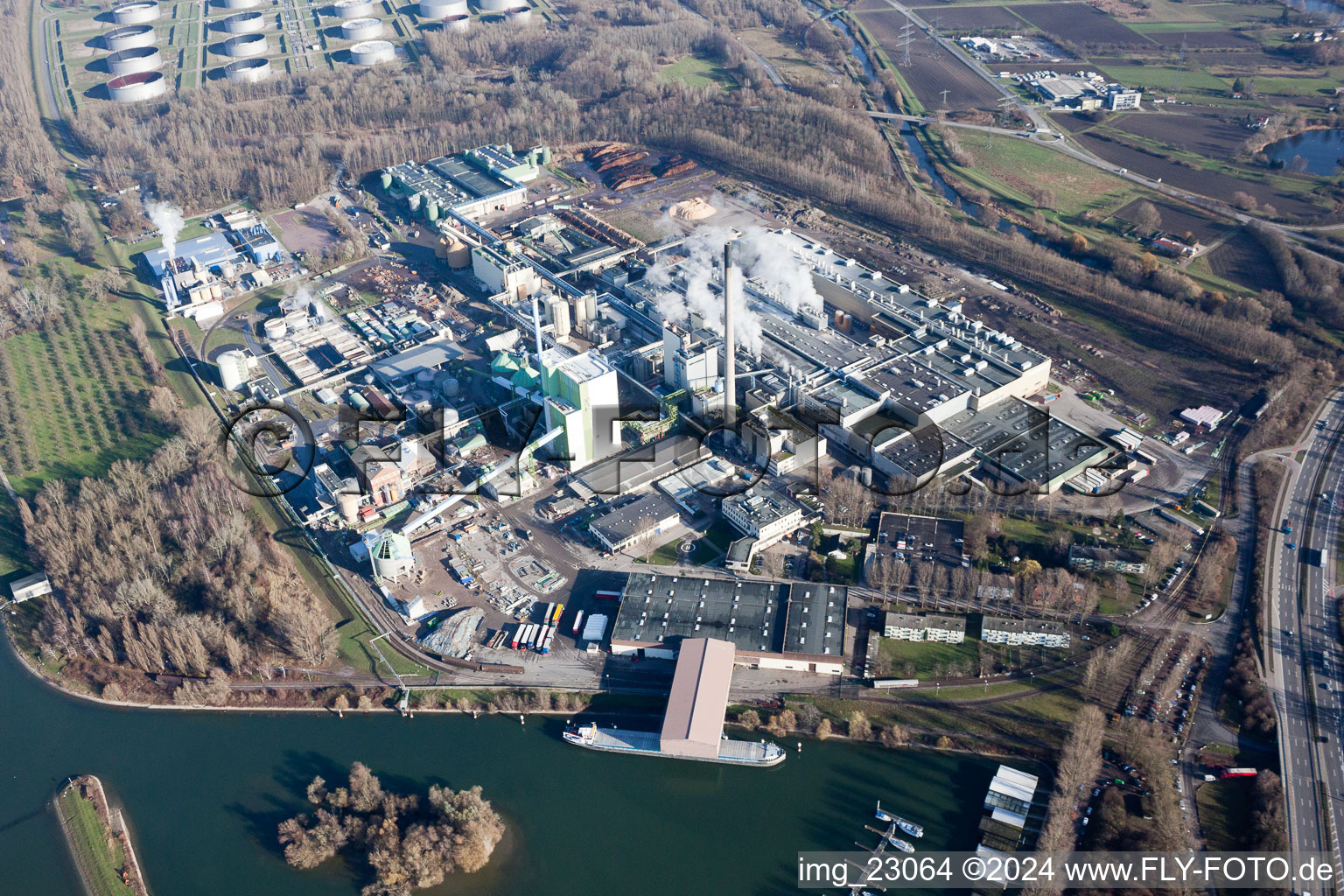 Vue aérienne de Site de l'usine de papier Stora Enso dans le district de Maxau à le quartier Knielingen in Karlsruhe dans le département Bade-Wurtemberg, Allemagne