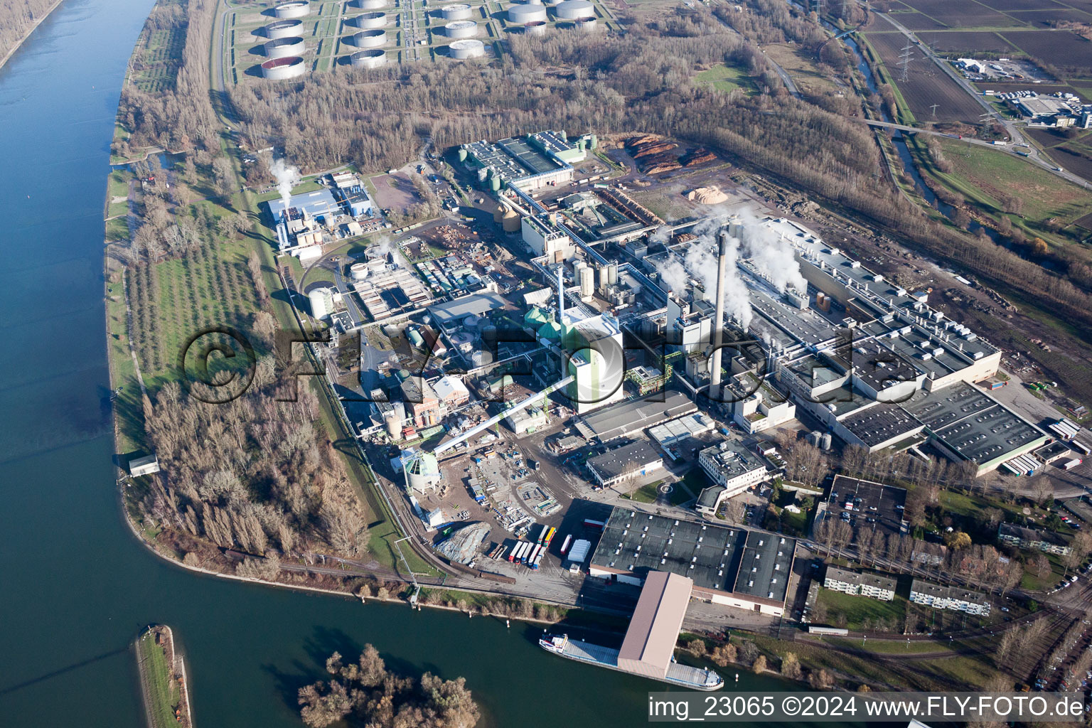 Vue aérienne de Site de l'usine de papier Stora Enso dans le district de Maxau à le quartier Knielingen in Karlsruhe dans le département Bade-Wurtemberg, Allemagne