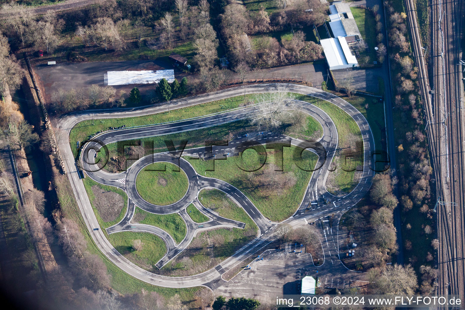 Vue aérienne de Piste d'essai et zone d'entraînement pour la formation dans le centre de sécurité routière et la zone de formation routière de la police de la circulation Karlsruhe à le quartier Knielingen in Karlsruhe dans le département Bade-Wurtemberg, Allemagne